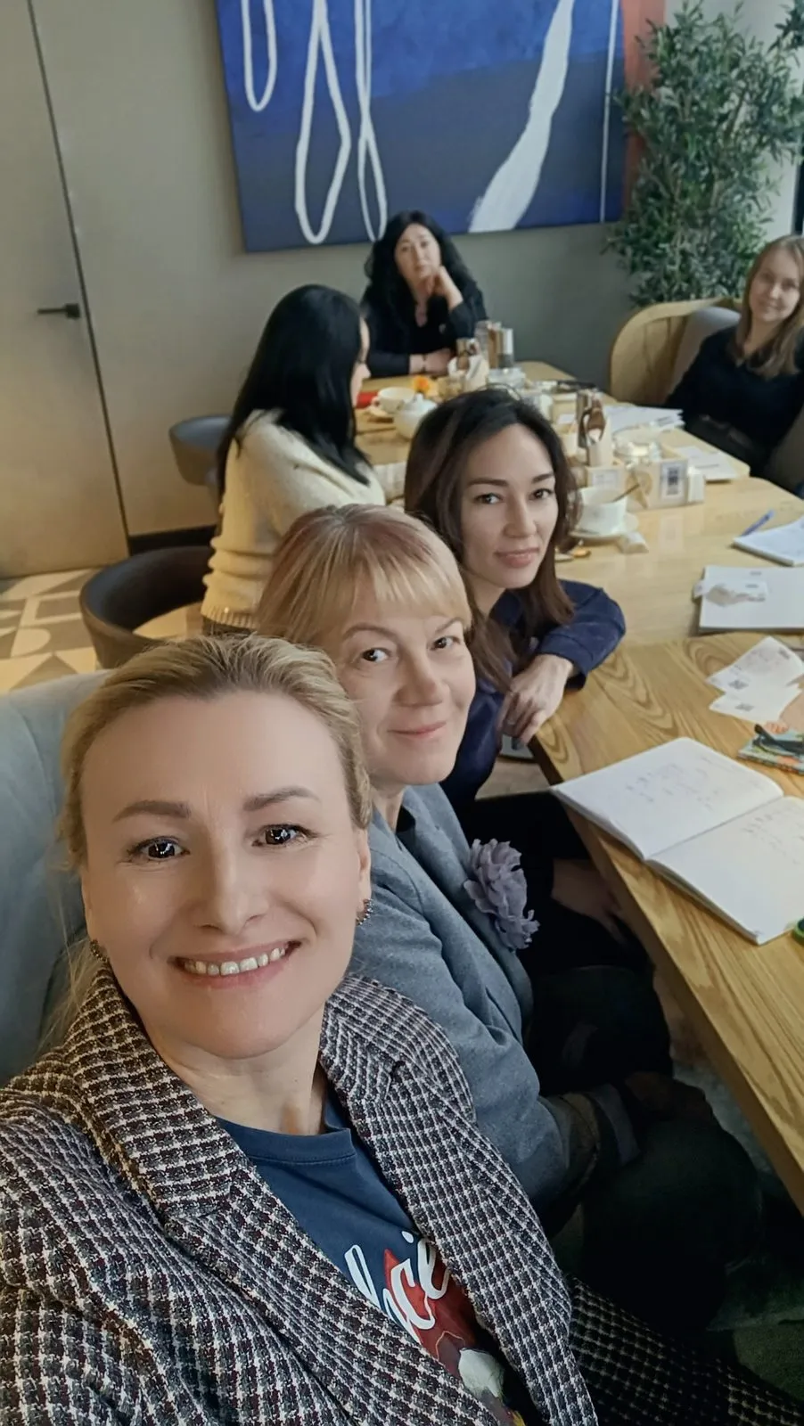 Разговор за столом с кофе и блокнотами